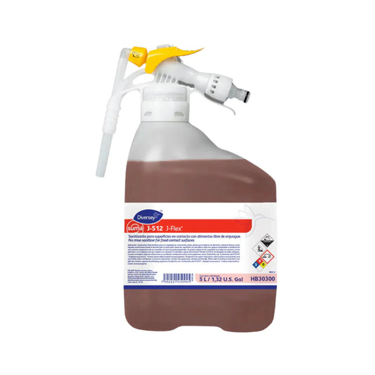 Cocinero sanitizando una mesa de trabajo de acero inoxidable rociando Suma J-512 con un aspersor.