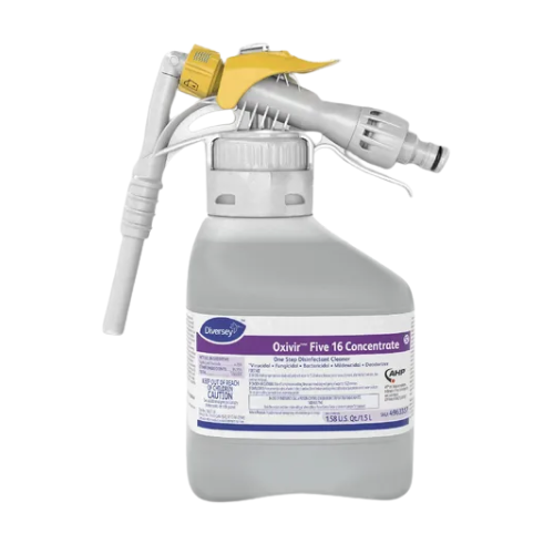 diversey-oxivir-five-16-concentrate-limpiador-desinfectante.peng: Botella de Oxivir Five 16 Concentrate de Diversey con atomizador, desinfectante hospitalario.